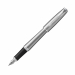 Penna Parker con finitura metallizzata e lucidatura per rinforzare la qualità della lavorazione. Integrato con finiture cromate. Confezionata in elegante astuccio regalo. Fornita con cartuccia Quink colore blu.