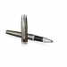 IMPUGNATURA, CLIP E PULSANTE IN ACCIAIO INOX E GUAINA COLORATA. INCLUSO REFILL STANDARD NERO . FORNITA CON ESCLUSIVO ASTUCCIO PARKER.