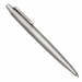 La classica penna Parker con fusto in acciaio inossidabile e dotato di chiusura a punta di freccia lucida sempre in acciaio inossidabile. Fornita con il refill Quink Flow colore blu e un esclusivo astuccio regalo.
Colore: stainless steel CT.