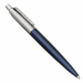 La classica penna Parker con fusto in acciaio inossidabile e dotato di chiusura a punta di freccia lucida sempre in acciaio inossidabile.. Fornita con il refill quickflow colore blu e un esclusivo astuccio regalo.