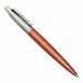 La classica penna Parker con fusto in acciaio inossidabile e dotato di chiusura a punta di freccia lucida sempre in acciaio inossidabile.. Fornita con il refill QuinkFlow colore blu e un esclusivo astuccio regalo.