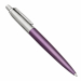 La classica penna Parker con fusto in acciaio inossidabile e dotato di chiusura a punta di freccia lucida sempre in acciaio inossidabile.. Fornita con il refill quickflow colore blu e un esclusivo astuccio regalo.