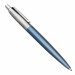 La classica penna Parker con fusto in acciaio inossidabile e dotato di chiusura a punta di freccia lucida sempre in acciaio inossidabile.. Fornita con il refill quickflow colore blu e un esclusivo astuccio regalo.
