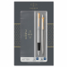 Elegante Gift Set che comprende la classica penna Parker e una stilografica Parker con fusto in acciaio inossidabile e dotato di chiusura a punta di freccia lucida sempre in acciaio inossidabile. La penna è fornita di refill Quink Flow colore blu e un esc