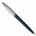 Penna a sfera con pulsante a scatto e clip in acciaio inox. Fusto in plastica colorato lucido. Punta media. Colore dell'inchiostro: blu.
