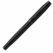 Penna Parker di un eccezionale design neutro di colore nero mattato, con la caratteristica clip a freccia, i puntali e il pennino tutti rifiniti con un rivestimento in PVD nero, che offre una resistenza eccezionale alla corrosione e all’usura. Confezionat