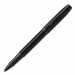 Penna Parker di un eccezionale design neutro di colore nero mattato, con la caratteristica clip a freccia, i puntali e il pennino tutti rifiniti con un rivestimento in PVD nero, che offre una resistenza eccezionale alla corrosione e all’usura. Confezionat