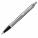 Penna Parker in acciaio inossidabile con finiture smerigliate e completata con finiture cromate. Confezionata in elegante astuccio regalo. Fornita con refill colore blu.