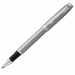 Penna Parker in acciaio inossidabile con finiture smerigliate e completata con finiture cromate. Confezionata in elegante astuccio regalo. Fornita con refill colore nero.