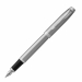 Penna Parker in acciaio inossidabile con finiture smerigliate e completata con finiture cromate. Confezionata in elegante astuccio regalo. Fornita con cartuccia colore blu.