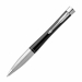 Penna Parker con lacca nera dal tocco mattato per rinforzare l'esclusività della finitura. Integrato con finiture cromate. Confezionata in elegante astuccio regalo. Fornita con refill colore blu.