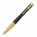 Penna Parker con lacca nera dal tocco mattato per rinforzare l'esclusività della finitura. Integrato con finiture oro. Confezionata in elegante astuccio regalo. Fornita con refill colore blu.