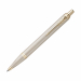 Penna Parker in acciaio inossidabile con finiture mattate champagne e completata con finiture cromate. Confezionata in elegante astuccio regalo. Fornita con refill colore blu.
