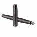 Stilografica Parker in acciaio inossidabile con finiture matatte bronzo e completata con finiture cromate. Confezionata in elegante astuccio regalo. Fornita con cartuccia colore blu.