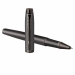 Roller Parker in acciaio inossidabile con finiture mattate bronzo e completata con finiture cromate. Confezionata in elegante astuccio regalo. Fornita con refill colore nero.