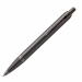 Penna Parker in acciaio inossidabile con finiture mattate bronzo e completata con finiture cromate. Confezionata in elegante astuccio regalo. Fornita con refill colore blu.