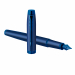 Stilografica Parker in acciaio inossidabile con finiture matatte blu e completata con finiture cromate. Confezionata in elegante astuccio regalo. Fornita con cartuccia colore blu.
