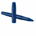 Penna Parker in acciaio inossidabile con finiture mattate blu e completata con finiture cromate. Confezionata in elegante astuccio regalo. Fornita con refill colore nero.