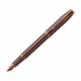 Stilografica Parker in acciaio inossidabile con finiture matatte colore burgundy e completata con finiture cromate. Confezionata in elegante astuccio regalo. Fornita con cartuccia colore blu.