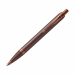 Penna Parker in acciaio inossidabile con finiture mattate burgundy e completata con finiture cromate. Confezionata in elegante astuccio regalo. Fornita con refill colore blu.