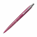 La classica penna Jotter in versione esclusiva con lo skyline e i fiori di ciliegio della città di Tokyo inciso al laser nel caratteristico fusto e una finitura coperta con lacca rosa opaca che completa il sofisticato look di alto livello. Fornita con il 