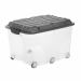 Scatole in robusto ppl con coperchio bloccabile. Grazie agli incavi sul coperchio, possono essere perfettamente sovrapposte fra loro nonostante le ruote. Contenitore dotato di 6 ruote. Dimensione: 59,5x40xH37cm. Capacità 57 litri.