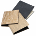 Raccoglitore a 4 anelli, diam. 30mm. Realizzato in cartone da 1,8mm e rivestito con carta 125gr certificata FSC® dalla trama innovativa che ricorda le venature del legno. Formato esterno 26x32x4cm. Assortito in 3 differenti colorazioni.
