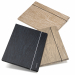 Cartella a 3 lembi realizzata in cartone da 1mm e rivestito con carta 125gr certificata FSC® dalla trama innovativa che ricorda le venature del legno. Dotata di elastico tondo. Formato esterno 25x35x1cm. Assortita in 3 differenti colorazioni.