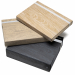 Cartella portaprogetto realizzata in cartone da 1,8mm e rivestito con carta 125gr certificata FSC® dalla trama innovativa che ricorda le venature del legno. Formato 24,5x35cm. Dotata di eastico per la chiusura. Assortita in 3 differenti colorazioni.