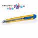 Cutter con impugnatura in ABS e guida in acciaio inossidabile. Dotato di sistema di autobloccaggio della lama a scatto (auto-lock). Fornito di 2 lame di ricambio inserite nel fusto del taglierino. Larghezza lama: 9 mm. Lunghezza: 8 cm. Confezionato in bli