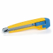 Cutter con impugnatura in ABS e guida in acciaio inossidabile. Dotato di sistema di autobloccaggio della lama a scatto (auto-lock). Fornito di 2 lame di ricambio inserite nel fusto del taglierino. Larghezza lama: 18 mm. Lunghezza: 10 cm. Confezionato in b