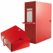 Cartella rossa in Colpan® (cartone rivestito in PVC) chiusura a tre lembi con bottoni automatici. Dotate di porta cartellino con etichetta intercambiabile e di maniglia per poterle spostare agevolmente. I dettagli in tinta evidenziano eleganza e raffinate