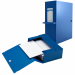 Cartella blu in Colpan® (cartone rivestito in PVC) chiusura a tre lembi con bottoni automatici. Dotate di porta cartellino con etichetta intercambiabile e di maniglia per poterle spostare agevolmente. I dettagli in tinta evidenziano eleganza e raffinatezz