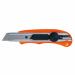 Cutter da lavoro ergonomico per lavori pesanti. Lama autorientrante per la massima sicurezza. Dotato di spezzalama e lama di ricambio tagliaregge. Ideale in magazzino.