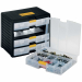 Cassettiera modulare trasportabile, con maniglia ergonomica a scomparsa, 4 cassetti organizers TSA a 9 scomparti, dotati di coperchio e chiusura brevettata Block-Age®, rimovibili e trasportabili separatamente.
 Colore: nero/trasparente. Dimensioni: 39,1x2