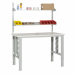 Postazione da lavoro ergonomica ed elevabile in altezza. Con 2 ripiani regolabili ed orientabili. Struttura in lamiera di acciaio spessore 15/10, con innesto a scorrimento interno, traverso e profilo reggitubo. Predisposta per fissaggio a pavimento. Il tu