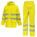 Completo giacca + pantalone anti pioggia impermeabile e traspirante. GIACCA: bande riflettenti applicate su busto e maniche. 2 ampie tasche frontali sul fondo chiuse con pattina, 1 tasca porta cellulare sul petto. Chiusura centrale con zip ricoperta da pa
