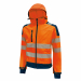 Giacca in tessuto Softshell, stretch, traspirante, antivento e idrorepellente. Due ampie tasche frontali chiuse con zip. Tasca porta cellulare su petto con chiusura zip, cappuccio staccabile con zip, maniche preformate , coulisse antimpigliamento regolabi