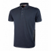 Polo, manica corta, in piquet di polycotone. Slim fit. Collo e bordo manica a costine elasticizzate. Collo chiuso da tre bottoni in tono. Fettuccia para- sudore bianca. Tasca porta cellulare sul fianco sinistro con travetta rossa. Nastro rosso/reflex su c