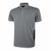 Polo, manica corta, in piquet di polycotone. Slim fit. Collo e bordo manica a costine elasticizzate. Collo chiuso da tre bottoni in tono. Fettuccia para- sudore bianca. Tasca porta cellulare sul fianco sinistro con travetta rossa. Nastro rosso/reflex su c