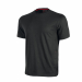 T-Shirt manica corta in jersey di polycotone. Slim-Fit. Collo e bordo manica a costine elasticizzate. Fettuccia para-sudore bianca.
Tasca porta cellulare sul fianco sinistro con travetta rossa. Nastro rosso/re ex su manica destra. Conformità alle norme CE