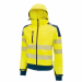 Giacca in tessuto Softshell, stretch, traspirante, antivento e idrorepellente. Due ampie tasche frontali chiuse con zip. Tasca porta cellulare su petto con chiusura zip, cappuccio staccabile con zip, maniche preformate , coulisse antimpigliamento regolabi
