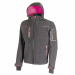 Giacca in Softshell con membrana U-Tex che rende il tessuto impermeabile, traspirante e antivento. Giacca molto comoda e resistente con una fodera interna in morbido micro-?eece ?uo. Chiusura centrale con zip impermeabile. Maniche preformate per vestibili
