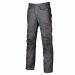 Pantalone da lavoro dotato di 2 ampie tasche anteriori, tasca laterale portautensili, tasca laterale multifunzionale, portabadge, 2 tasche posteriori con chiusura di sicurezza a velcro, 2 tasche porta ginocchiera con interno elasticizzato; porta martello 