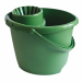 Secchio con strizzatore interamente realizzati con plastica riciclata e riciclabile certificata, senza l’aggiunta di coloranti chimici: compatto, resistente all’usura e all’azione degli agenti atmosferici. Il particolare design della base con doppia presa