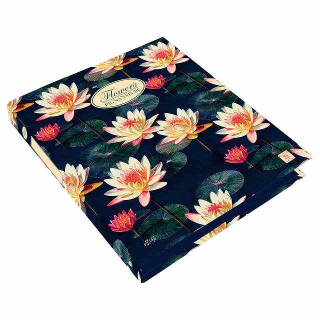 Raccoglitore a 4 anelli linea Pigna Nature Flowers. Struttura in cartone rivestito con carta uso mano stampata a motivi floreali. Formato esterno 27x32cm. Dotato di 4 anelli da 30mm.