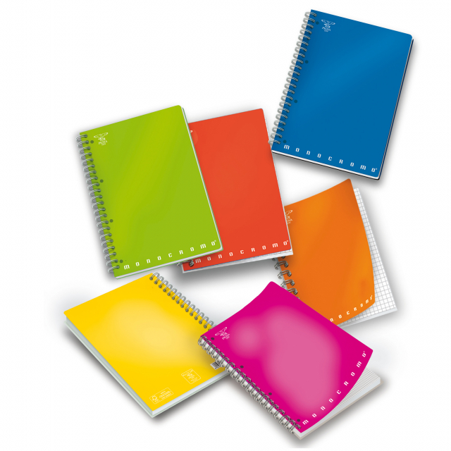 Maxiquaderno spiralato f.to A4 70 fogli. Carta 80gr, con microperforazione. Fogli con 4 fori per archiviazione. Rigatura: 4mm.