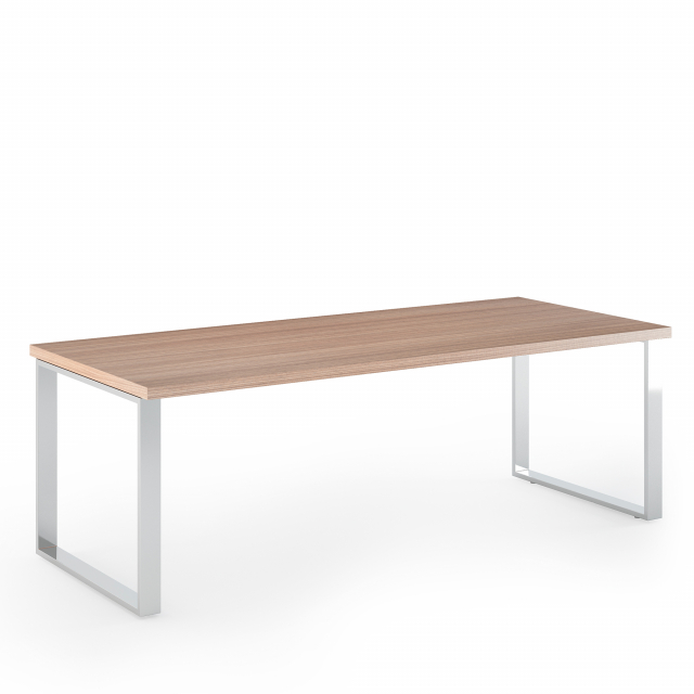 Scrivania direzionale con fianchi in metallo verniciato effetto cromo (70x20mm) completi di piedini regolabili in altezza. Due traverse metalliche per la massima affidabilità e robustezza. Piano (sp. 38mm) con bordo antiurto in ABS (sp. 2mm). Dimensione:2