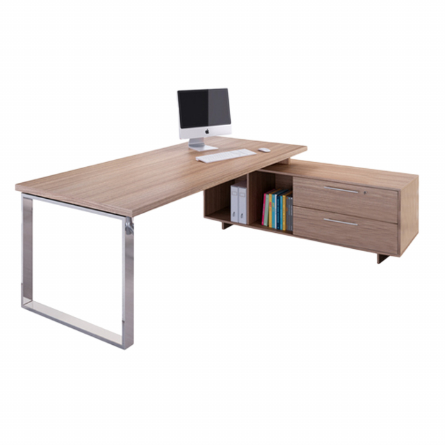 Scrivania con mobile di servizio portante reversibile destro o sinistro. Desktop sp. 38mm con bordo antishock in ABS 2mm. Mobile di servizio portante: struttura sp. 18mm, due ampi cassetti (il primo con serratura, dms. utili 72 x 37,5 x 17h cm) con elegan