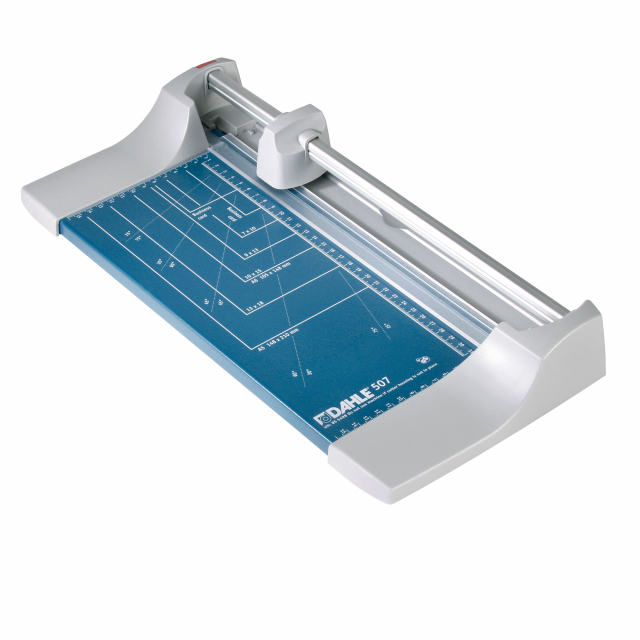 Taglierine Hobby 507 a lama rotante con piano in metallo prestampato con formati DIN, squadre laterali in cm. Lama circolare molata autofilettante e controlama inferiore molata. Pressino automatico. Piano 440x211mm. Luce di taglio: 320mm (A4). Capacità di